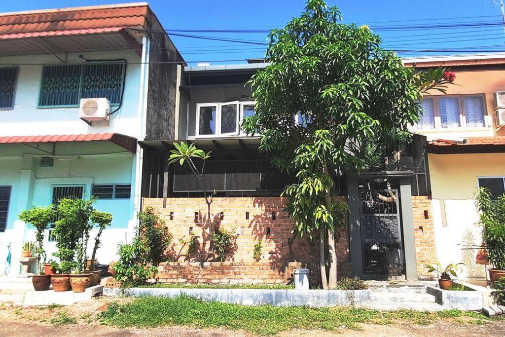 Knocknock 70s - Jonker Parking 5r4b 10-18pax Holiday home Malacca